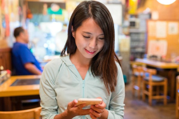 如果快手是用微信登录的但是你卖了号别人要怎么样登录你的号？